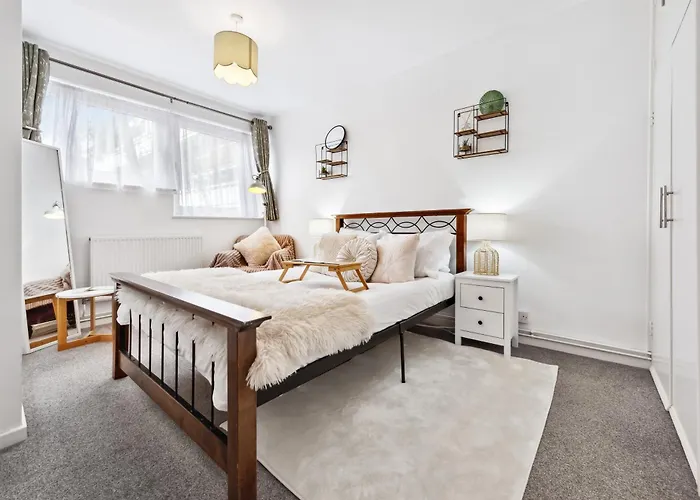 Spacious 3-Bed Apt Near Shoreditch With Parking